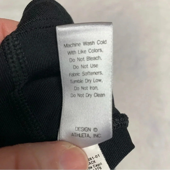 Athleta black Capri leggings size XS zippered pocket in the back waistband - Picture 4 of 10